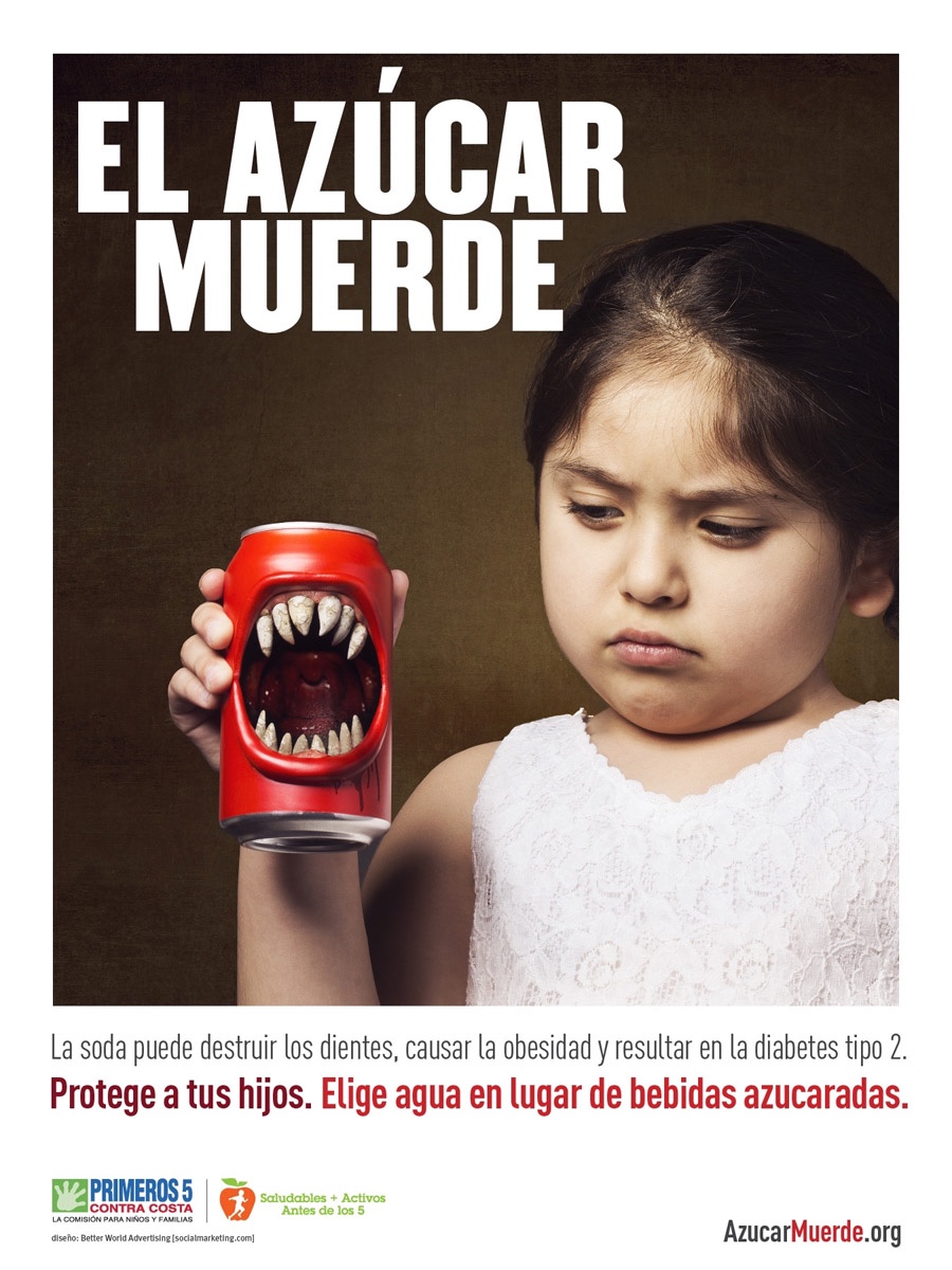 El Azúcar Muerde poster, a girl eyeing a red soda can grown a mouthful of fangs, headline El Azúcar Muerde